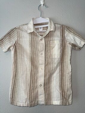 GAP Short-Sleeve Button-Down Shirt in Cream and Tan Stripes